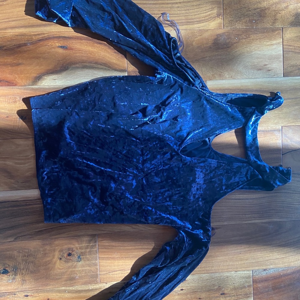 American eagle cutout shoulder velvet top